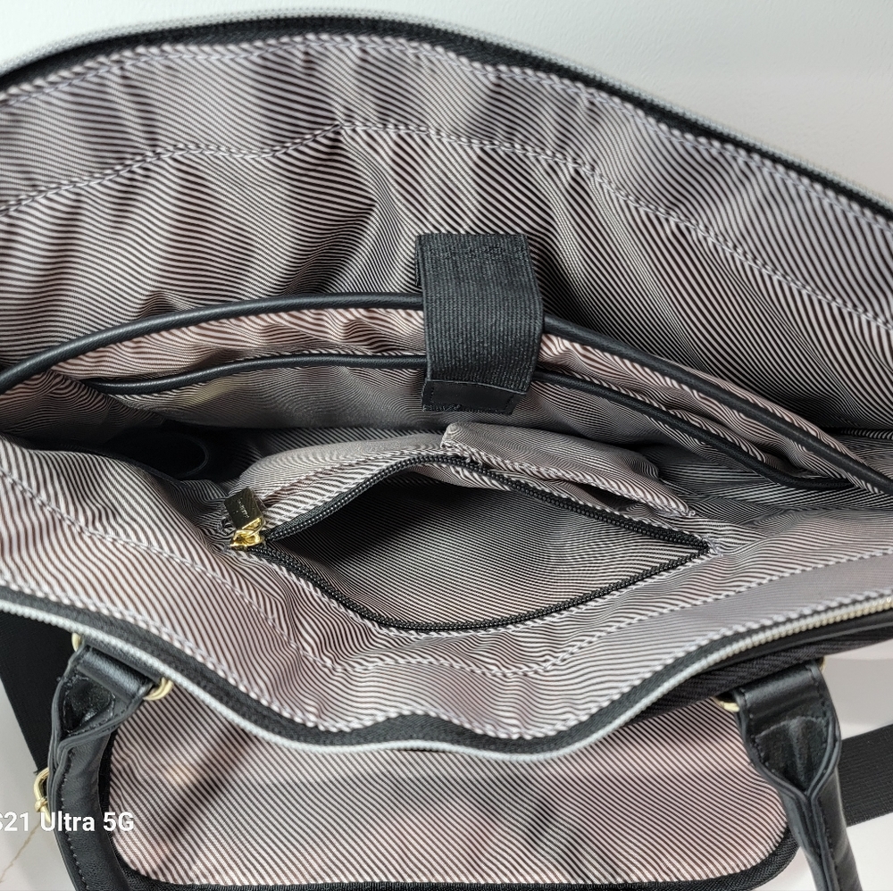 Kenneth Cole Reaction Chelsea Messenger Bag - Picture 7 of 9
